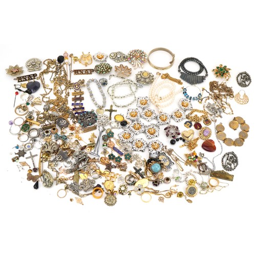 2385 - Vintage and later costume jewellery including brooches, necklaces and bracelets