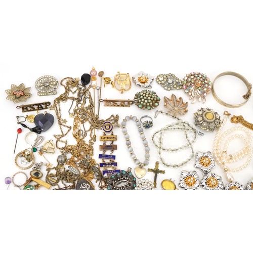 2385 - Vintage and later costume jewellery including brooches, necklaces and bracelets