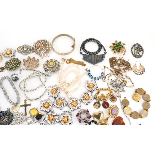 2385 - Vintage and later costume jewellery including brooches, necklaces and bracelets