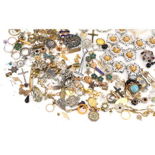 2385 - Vintage and later costume jewellery including brooches, necklaces and bracelets