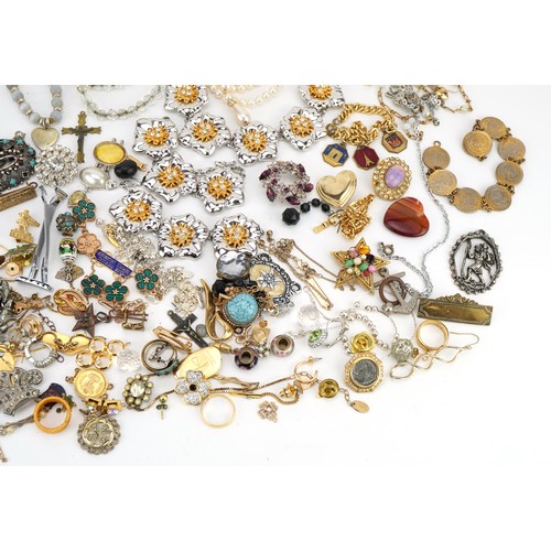 2385 - Vintage and later costume jewellery including brooches, necklaces and bracelets