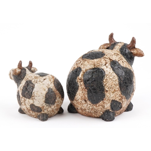 261 - Athezza, graduated pair of mid century style pottery cows, the largest 21cm high