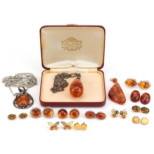 2252 - Natural amber, Baltic amber and amber coloured jewellery, some silver mounted, comprising earrings, ... 