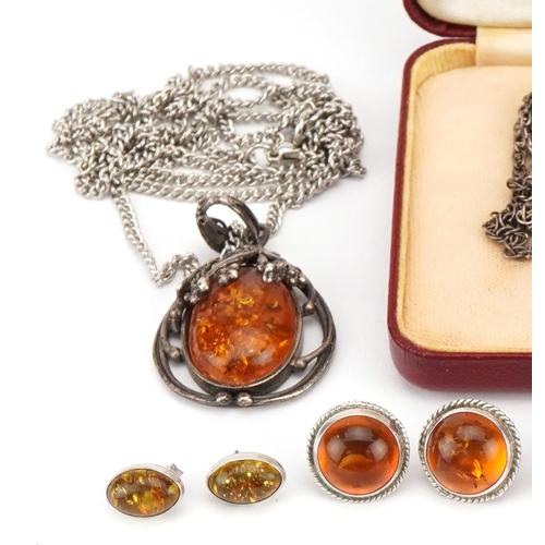 2252 - Natural amber, Baltic amber and amber coloured jewellery, some silver mounted, comprising earrings, ... 