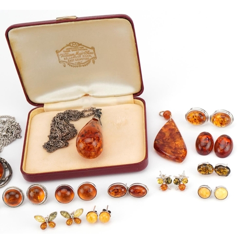 2252 - Natural amber, Baltic amber and amber coloured jewellery, some silver mounted, comprising earrings, ... 