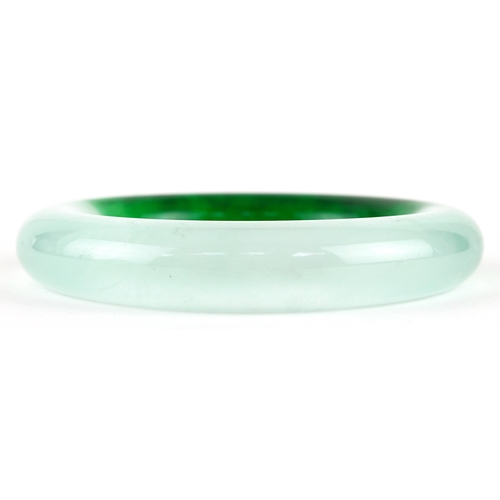 2263 - Chinese green jade bangle, 9cm in diameter, 103.0g