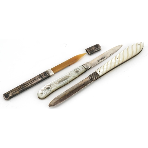 490 - Two silver and mother of pearl folding fruit knives and a silver vanity case, the largest 8.5cm in l... 