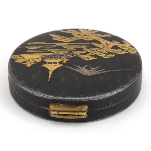 207 - Japanese Komai type damascene compact with mirrored back decorated with mount Fuji, 5cm in diameter