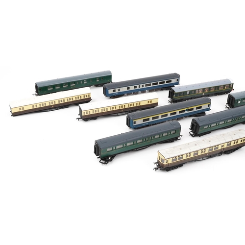 104 - Fourteen Hornby and Airfix OO gauge model railway coaches