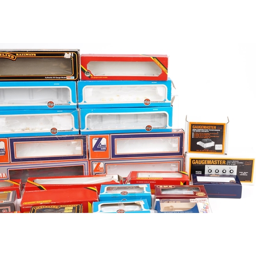 106 - Collection of OO gauge model railway boxes including Hornby, Mainline and Airfix