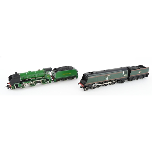 100 - Two Hornby OO gauge model railway locomotives and tenders with boxes comprising R.310 Battle of Brit... 