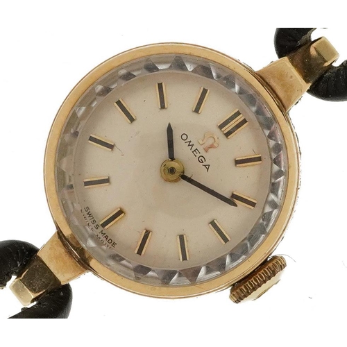 3914 - Omega, ladies 9ct gold Omega wristwatch with leather strap, the case numbered 122153, 17mm in diamet... 