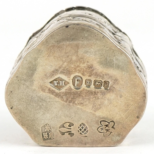 463 - Dutch silver pill box with hinged lid embossed with Putti and foliage, Sheffield import marks 1901, ... 