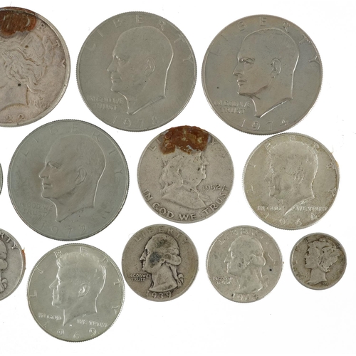 2574 - American coinage including five dollars, half dollars and quarter dollars