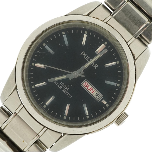 3910 - Pulsar, gentlemen's wristwatch with day/date aperture model VJ33-X004, 37.5mm in diameter