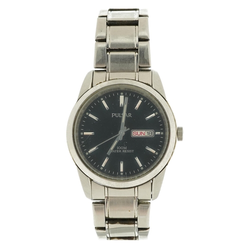 3910 - Pulsar, gentlemen's wristwatch with day/date aperture model VJ33-X004, 37.5mm in diameter