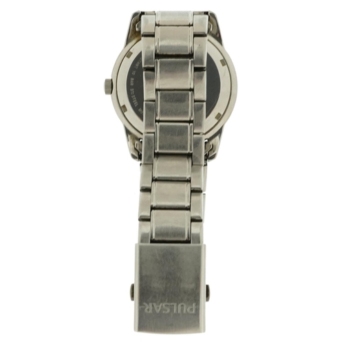3910 - Pulsar, gentlemen's wristwatch with day/date aperture model VJ33-X004, 37.5mm in diameter