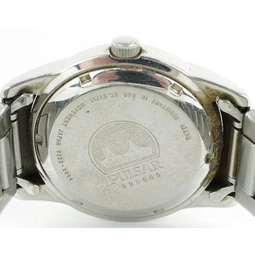 3910 - Pulsar, gentlemen's wristwatch with day/date aperture model VJ33-X004, 37.5mm in diameter