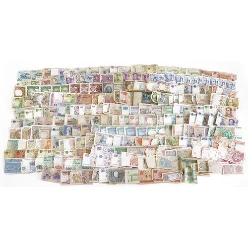 2598 - Large collection of world banknotes