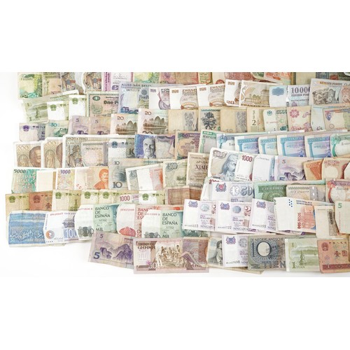 2598 - Large collection of world banknotes