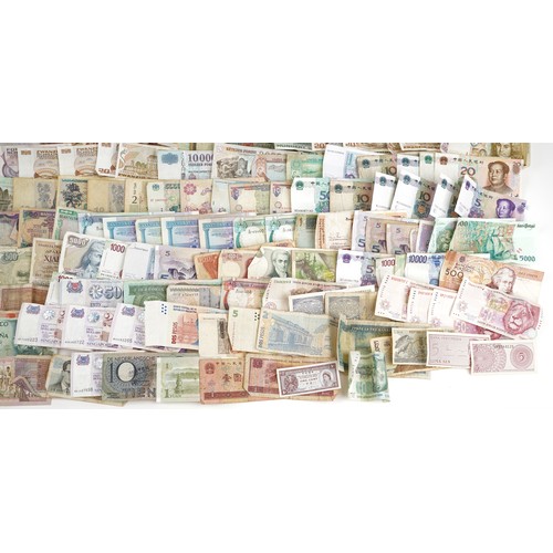 2598 - Large collection of world banknotes