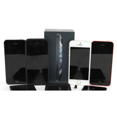 862 - Five iPhone mobile phones, one with box, and two iPods