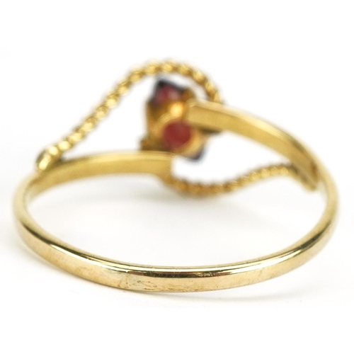 3190 - 9ct gold garnet openwork ring, size K, 0.9g