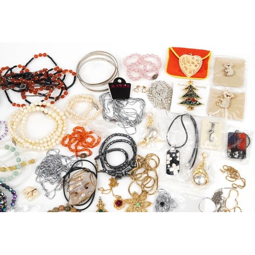 3815 - Vintage and later costume jewellery including enamel brooches, pearl necklaces and polished stone ne... 