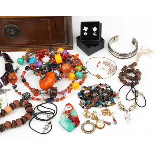 3814 - Antique and later jewellery, some silver including amber coloured beads, silver hoop earrings, lapis... 