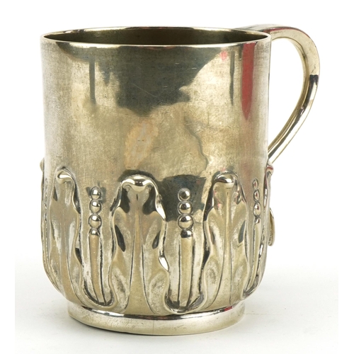 45 - Searle & Co, Edwardian silver tankard embossed with leaves, London 1908, 8.5cm high, 157.0g