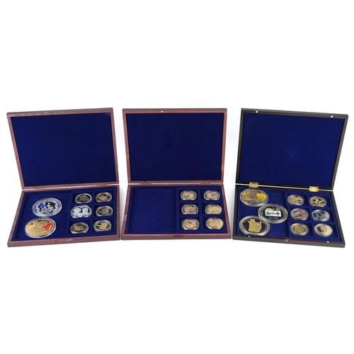 673 - Collection of predominantly gold plated commemorative coins including examples commemorating World W... 