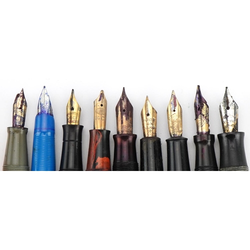 373 - Vintage and later fountain and ballpoint pens including Parker Junior, 5th Avenue and Parker Vacumat... 