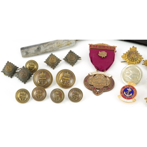 1238 - Sundry items including military buttons and cutthroat razor