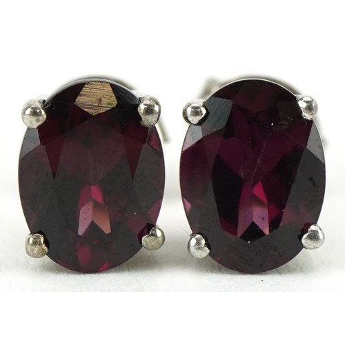 3214 - Pair of silver rhodolite garnet stud earrings, 8.10mm high, 1.6g