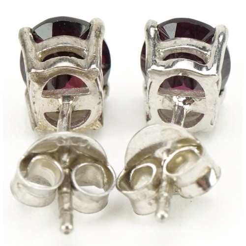 3214 - Pair of silver rhodolite garnet stud earrings, 8.10mm high, 1.6g