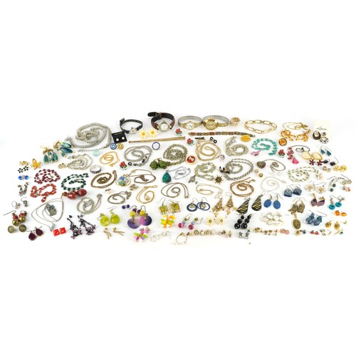 3805 - Assorted vintage costume jewellery