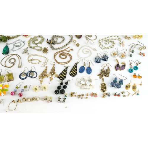 3805 - Assorted vintage costume jewellery