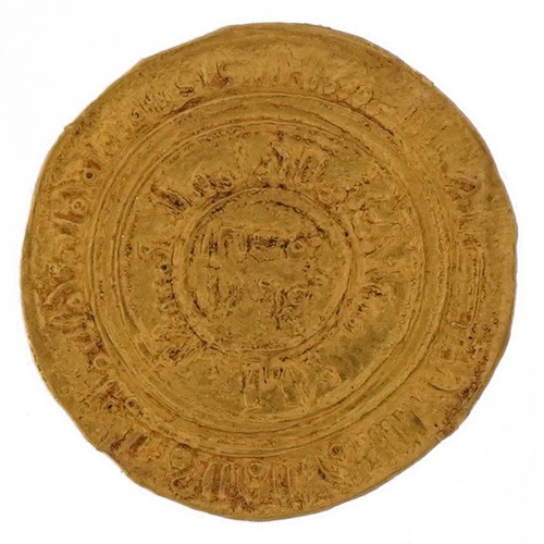 675 - Islamic gold coin, 2.2cm in diameter, 4.2g