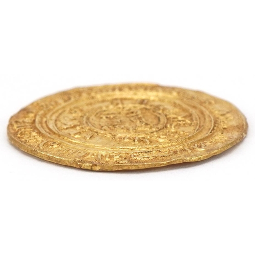 675 - Islamic gold coin, 2.2cm in diameter, 4.2g