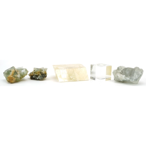 258 - Four pieces crystal fragments and a glass stand, the largest 8.5cm high