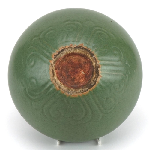 1529 - Korean porcelain jar and cover having a green glaze, 16cm high x 19cm in diameter