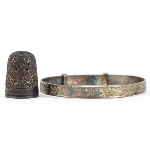 1618 - Engine turned silver christening bracelet and silver thimble housed in a fitted leather case, the ch... 