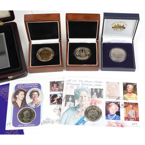 825 - Proof and other British commemorative coinage including Diamond Jubilee photographic four coin set, ... 