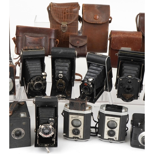 1359 - Collection of vintage and later cameras and cases including AGFA, Voigtlander, Kodak, Halina-Viceroy... 