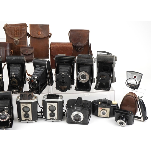 1359 - Collection of vintage and later cameras and cases including AGFA, Voigtlander, Kodak, Halina-Viceroy... 