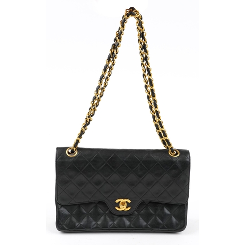 336 - 1980s/1990s Chanel quilted leather handbag, serial number 1274197, 25cm wide