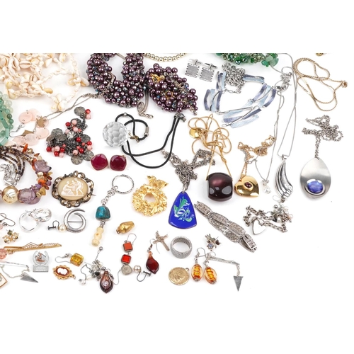 2565 - Vintage and later costume jewellery, some silver, including a Victorian cameo brooch, amber coloured... 