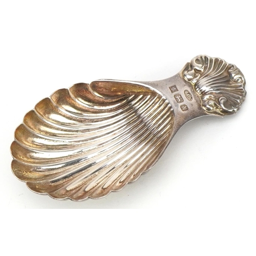 392 - W I Broadway & Co, Elizabeth II silver shell shaped caddy spoon, Birmingham 1987, 8cm in length, 20.... 