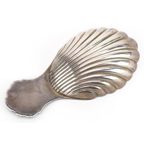 392 - W I Broadway & Co, Elizabeth II silver shell shaped caddy spoon, Birmingham 1987, 8cm in length, 20.... 