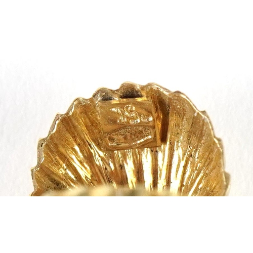 2180 - 9ct gold oyster charm opening to reveal a rotating pearl, 1cm wide, 1.8g